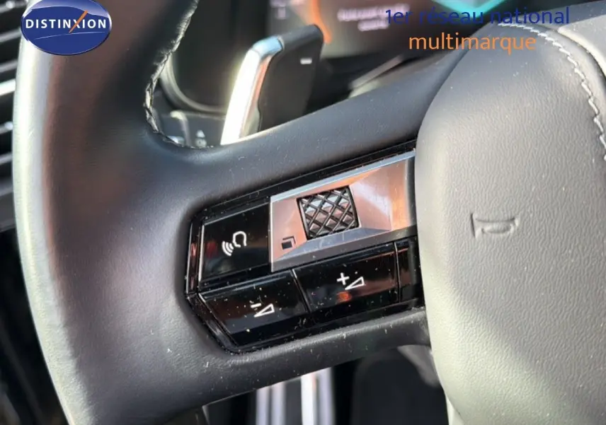 Gros plan sur les commandes au volant en cuir noir du DS7 1.5 BlueHDi 130 EAT8 Rivoli 2024.