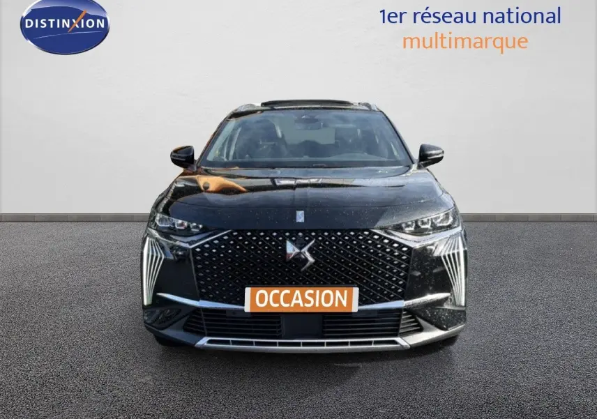 Vue de face du DS7 1.5 BlueHDi 130 en noir perle, mettant en valeur sa calandre distinctive et ses feux LED verticaux.