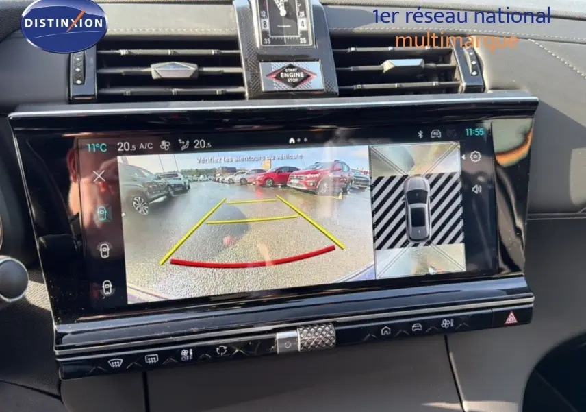 Vue intérieure du tableau de bord du DS7 1.5 BLUEHDI 130 EAT8 RIVOLI 2024, écran tactile avec caméra de recul active.