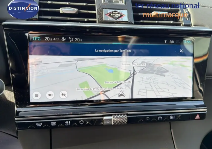 Écran tactile central du DS7 2024 noir perle, vue rapprochée du système de navigation TomTom avec commandes tactiles.