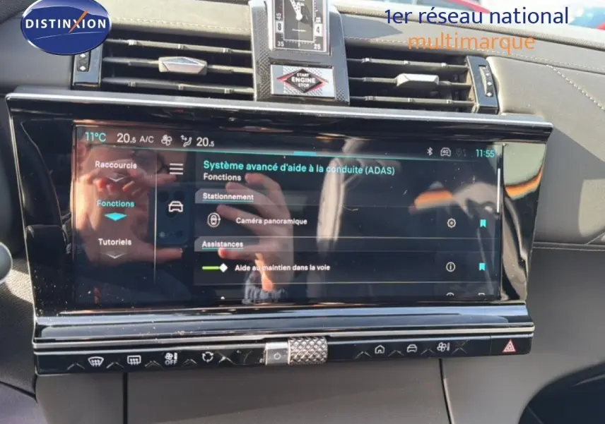 Vue rapprochée de l’écran tactile central du DS7 noir perle 2024, affichant les aides à la conduite avancées.