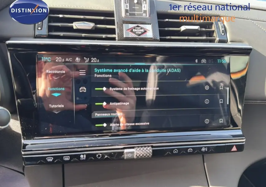 Écran tactile du système d’aide à la conduite dans l’habitacle du DS7 1.5 BlueHDi noir perle, vue de face.