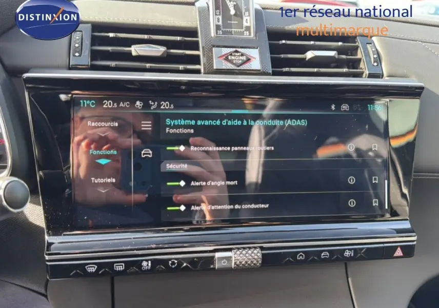 Vue rapprochée de l’écran tactile central du DS7 noir perle 2024 affichant les aides à la conduite avancées.
