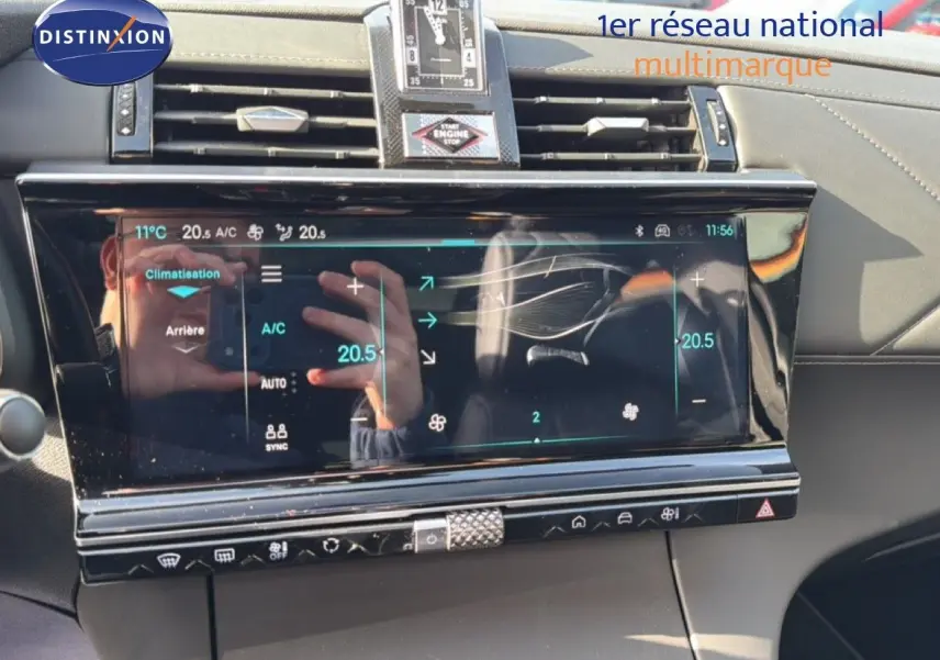 Vue rapprochée de l'écran tactile central du DS7 noir perle 2024, affichant la climatisation digitale et les commandes modernes.