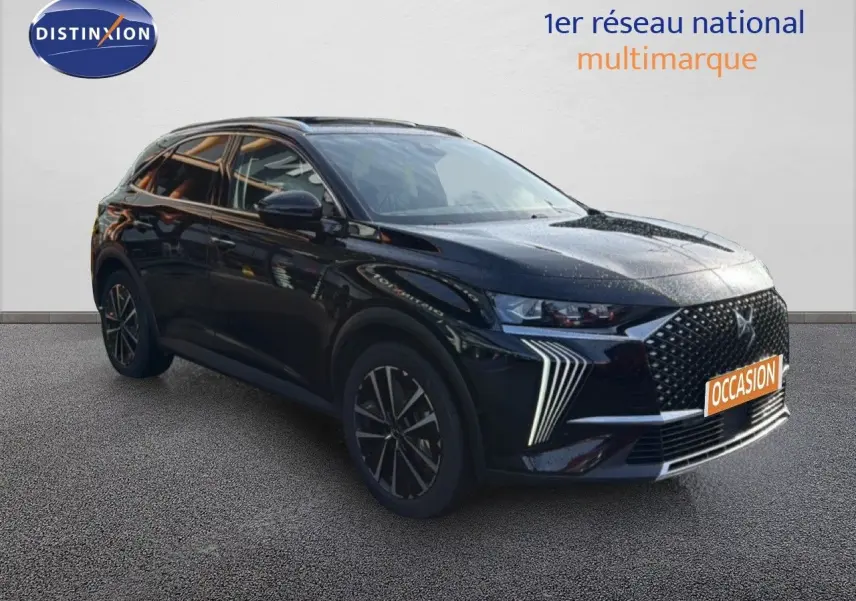 DS7 1.5 BlueHDi 130 noir perle en 3/4 avant droit, avec calandre distinctive et feux LED verticaux.
