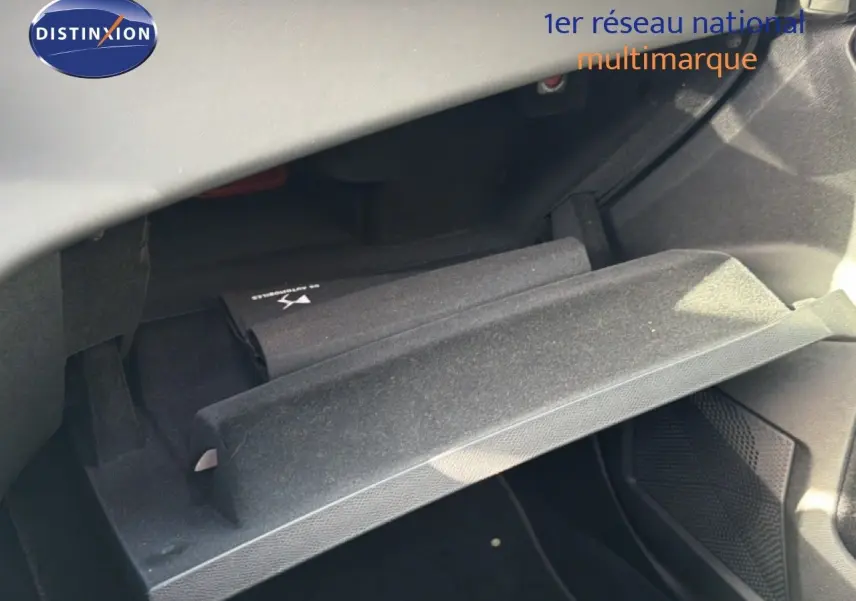 Gant de boîte à gants ouvert côté passager dans l’habitacle sombre d’un DS7 noir perle 2024.