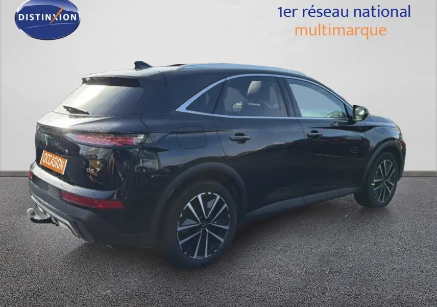 Vue 3/4 arrière droite du DS7 1.5 BlueHDi 130 noir perle avec jantes alliage et feux arrière LED distinctifs.