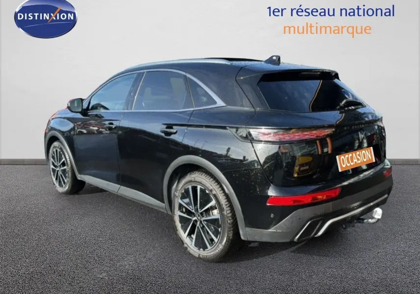 Vue 3/4 arrière droite d'un DS7 1.5 BlueHDi 130 noir perle avec jantes alliage et attelage visible.