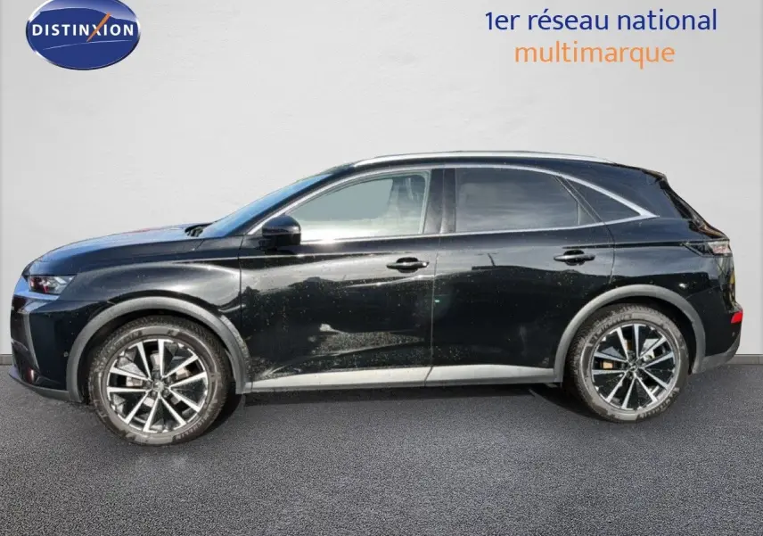 Vue latérale droite d'un DS7 noir perle 2024 avec jantes alliage bicolores et lignes élégantes.