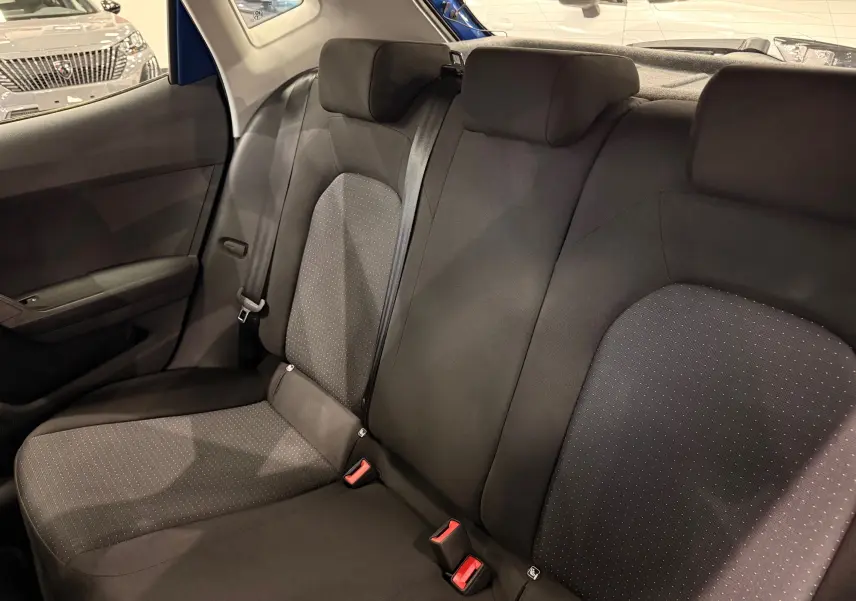 Vue intérieure des sièges arrière en tissu gris foncé de la SEAT Ibiza 1.0 TSI 95CH Copa 2025, côté gauche.