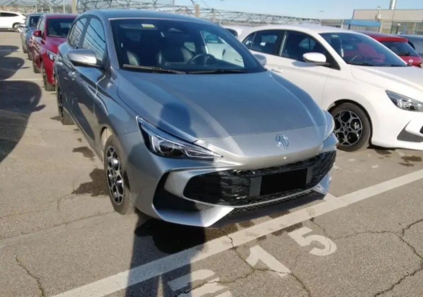 MG3 1.5 Hybrid+ 195 Luxury argent Cosmic en 3/4 avant gauche, avec calandre noire et jantes alliage 16 pouces.