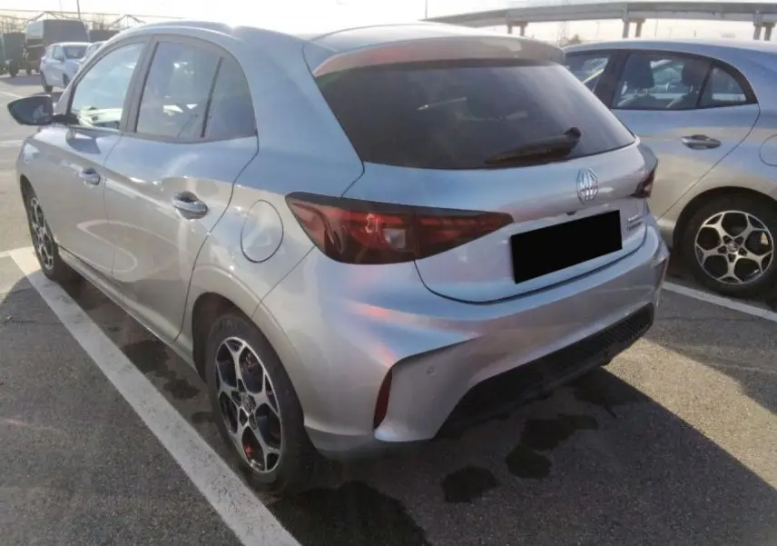 Vue 3/4 arrière droite d'une MG3 1.5 Hybrid+ 195 Luxury argent Cosmic avec jantes alliage et vitres teintées.