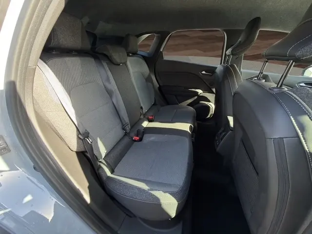 Vue intérieure côté gauche montrant la banquette arrière grise du Renault Symbioz techno E-Tech full hybrid 160 2025.
