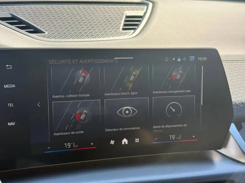 Écran tactile intérieur du BMW X2 2025 affichant les alertes de sécurité et avertissements, avec finition grise texturée.