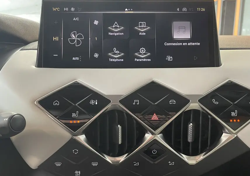 Tableau de bord du DS3 Crossback 2024 avec écran tactile et commandes en losange, finition cuir gris galet.