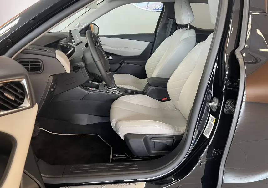 Vue intérieure côté conducteur du DS3 Crossback 2024 noir Perla Nera, sièges cuir Nappa gris galet avec surpiqûres losanges.