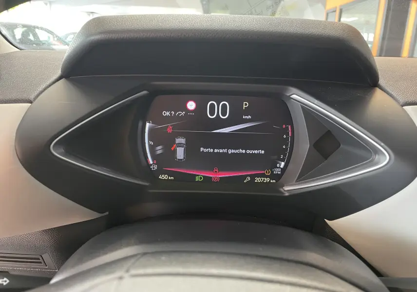 Tableau de bord numérique du DS3 Crossback 2024 affichant porte avant gauche ouverte et compteur à zéro km/h.
