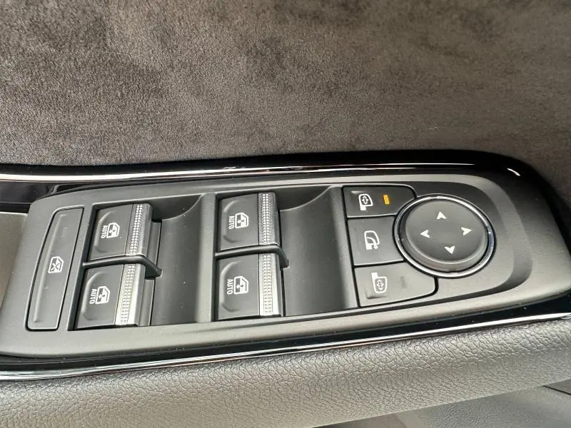 Panneau de commandes des vitres et rétroviseurs côté gauche intérieur d'un Renault Austral gris 2025 esprit Alpine.