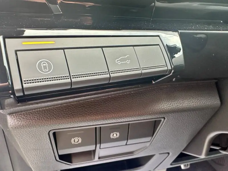 Gros plan sur les commandes de verrouillage et ouverture du coffre dans l'habitacle noir du Renault Austral gris 2025