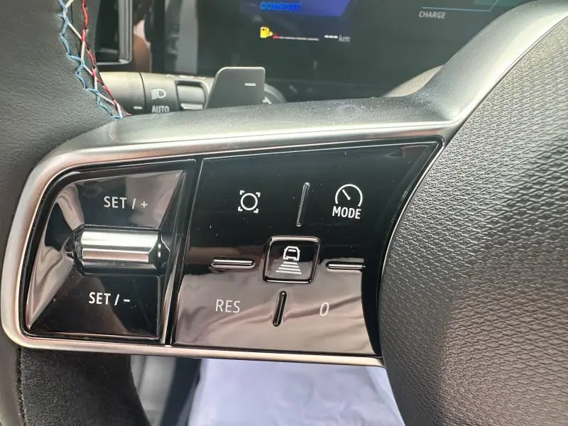 Gros plan sur les commandes de régulateur de vitesse au volant du Renault Austral gris 2025 esprit Alpine.