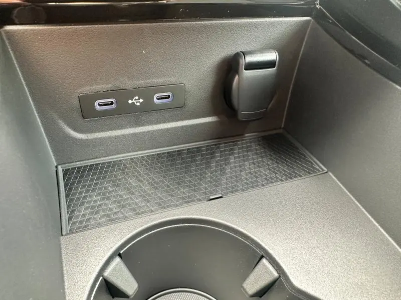 Prise USB-C double et prise 12V dans le rangement central avant du Renault Austral gris 2025 esprit Alpine.
