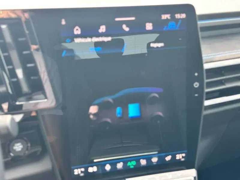 Écran tactile intérieur du Renault Austral 2025 affichant les informations du véhicule hybride gris en vue centrale.