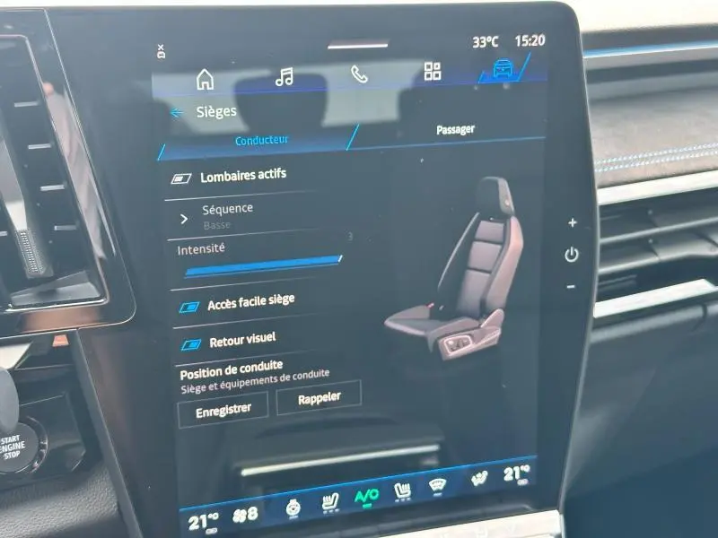 Écran tactile intérieur du Renault Austral 2025 montrant les réglages des sièges avec interface moderne et détails en bleu.
