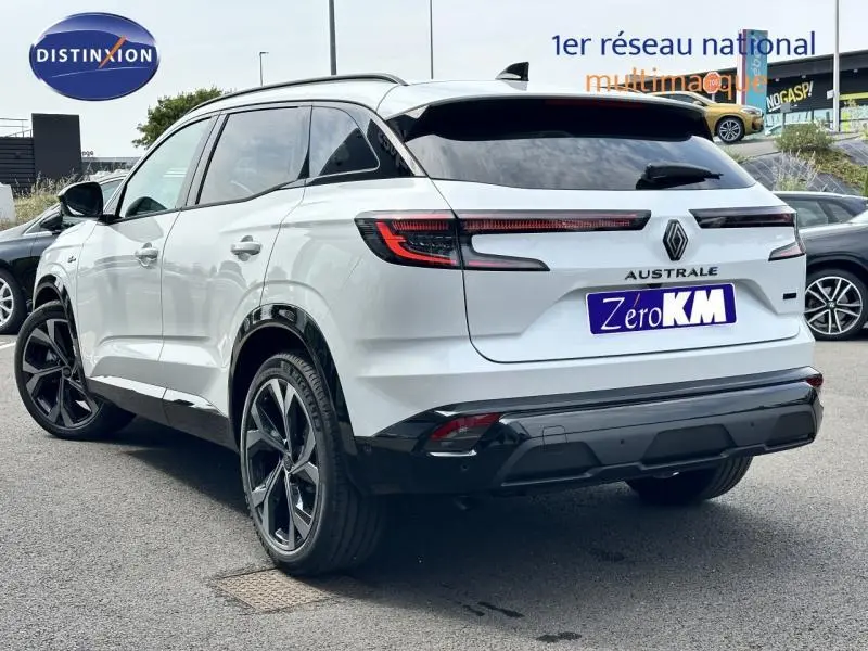 Vue 3/4 arrière droite d'un Renault Austral gris avec feux arrière LED et jantes alliage noires.