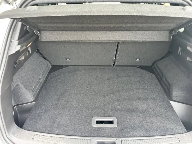 Coffre spacieux et propre du Renault Austral gris, vue de l'arrière avec cache-bagages relevé.