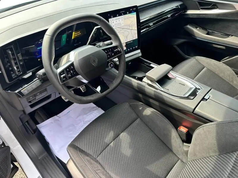 Intérieur du Renault Austral 2025 en gris, vue côté conducteur sur volant multifonction et écran tactile central.