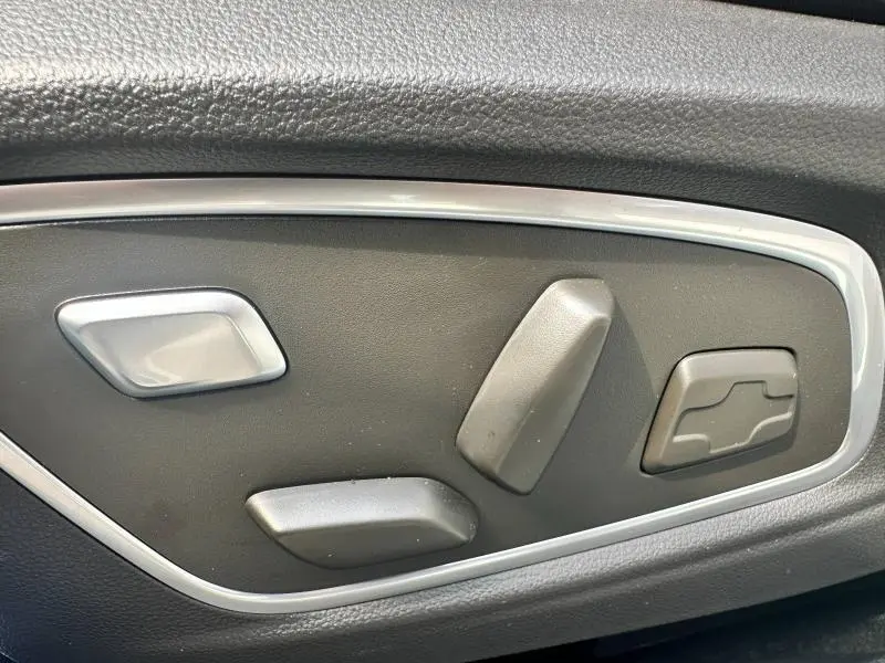 Commandes électriques de réglage du siège avant gauche du Renault Austral gris 2025 esprit Alpine.