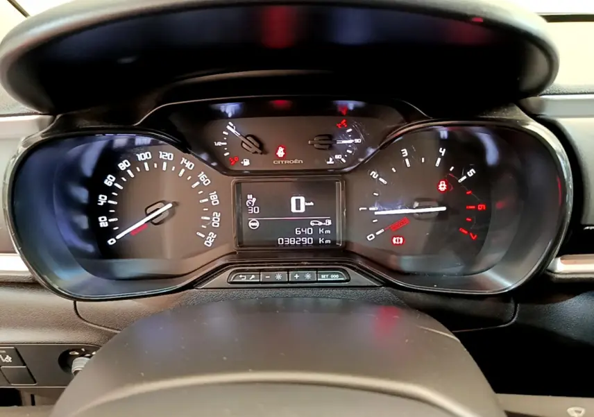 Tableau de bord de Citroën C3 PureTech 82 2019, vue frontale sur les compteurs et l'écran digital noir.