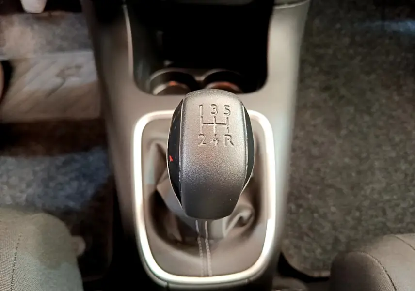 Le levier de vitesses manuel noir de la Citroën C3 PureTech 82 S&S BVM Shine 2019, vue en gros plan depuis l'intérieur.