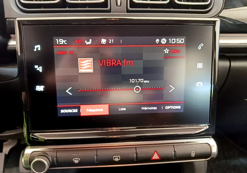 Écran tactile central de la Citroën C3 gris foncé affichant la radio VIBRA fm à 101,7 MHz, vue rapprochée intérieure.