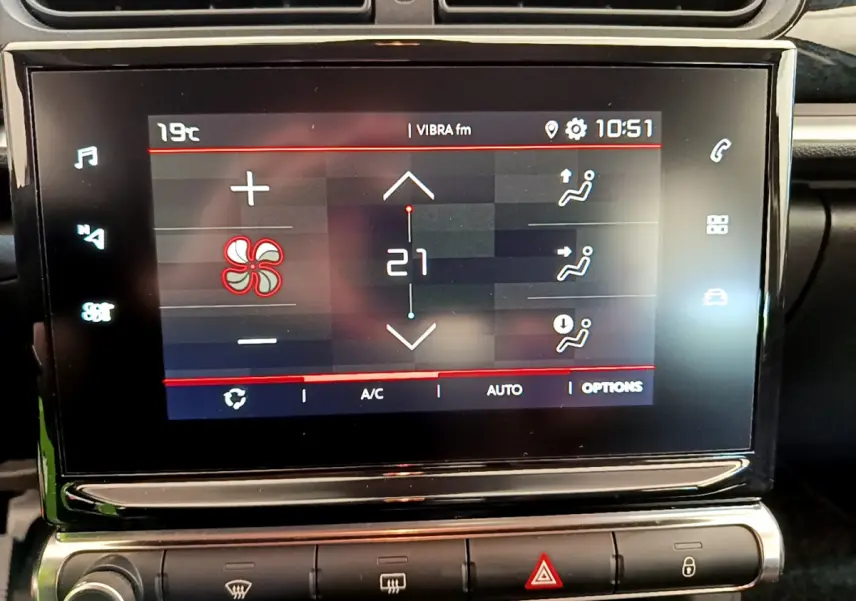 Écran tactile central de la Citroën C3 gris foncé 2019 affichant la climatisation à 21°C en gros plan.