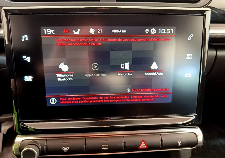 Écran tactile central de la Citroën C3 Shine 2019 affichant les options Bluetooth, Apple CarPlay et Android Auto.