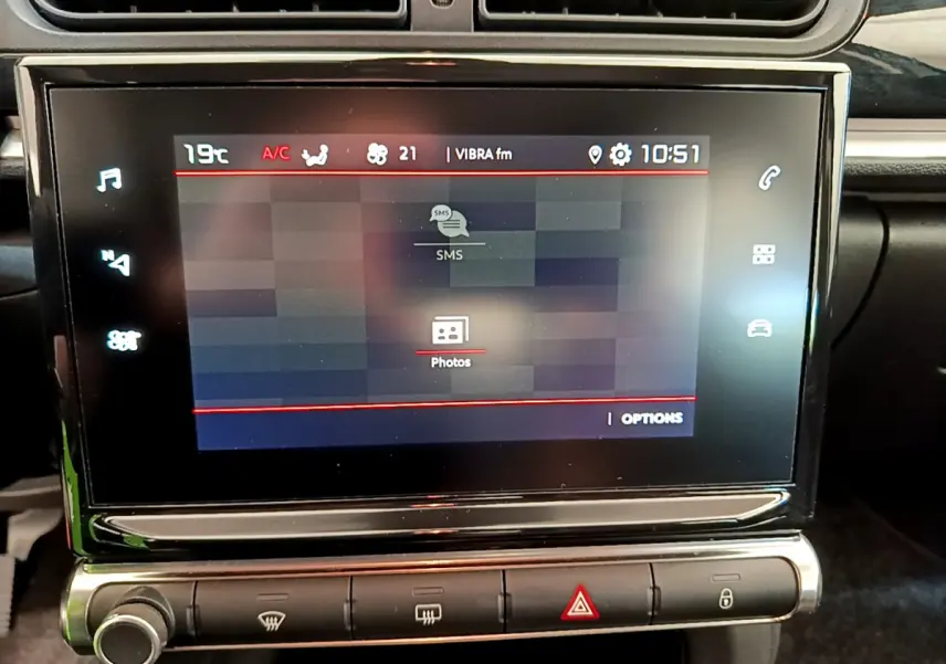 Écran tactile central de 7 pouces affichant des options multimédias dans une Citroën C3 gris foncé, vue intérieure rapprochée.