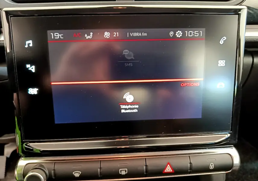 Écran tactile central de la Citroën C3 PureTech 82 Shine 2019 affichant la connexion Bluetooth en intérieur.
