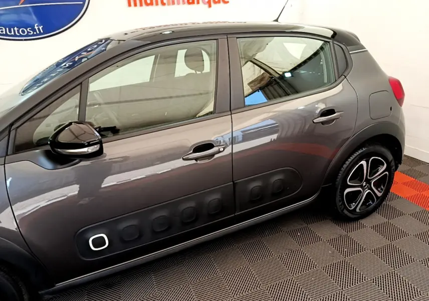 Vue latérale côté gauche d'une Citroën C3 gris foncé avec protections Airbump caractéristiques sur les portières.