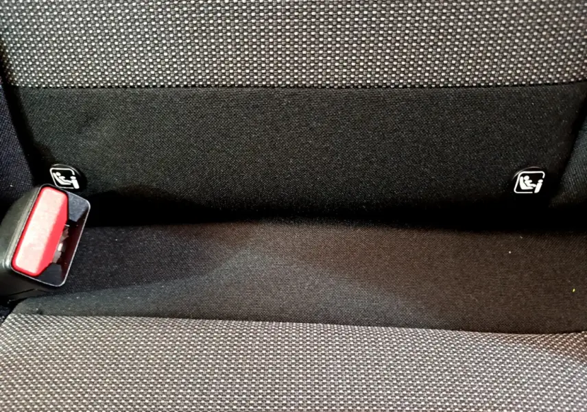 Gros plan sur la banquette arrière gris foncé de la Citroën C3 2019, avec attaches Isofix visibles et boucle de ceinture rouge.