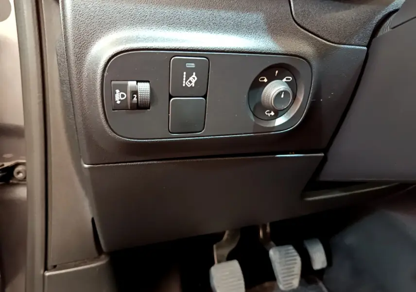 Vue rapprochée côté gauche du tableau de bord gris foncé de la Citroën C3 avec commandes d'éclairage et rétroviseurs.