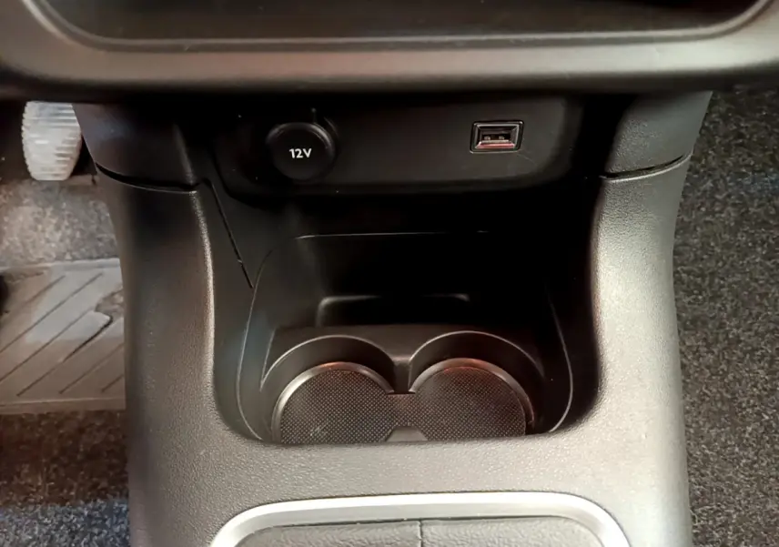 Gros plan sur la console centrale noire de la Citroën C3 2019, avec prise 12V et port USB visibles.