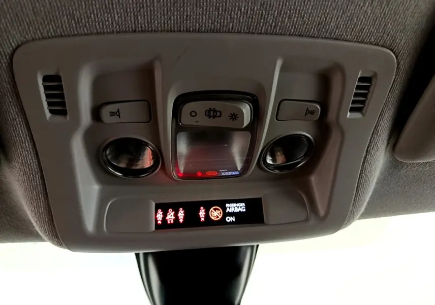 Panneau de plafonnier avec commandes d'éclairage et indicateur airbag passager allumé dans une Citroën C3 2019.