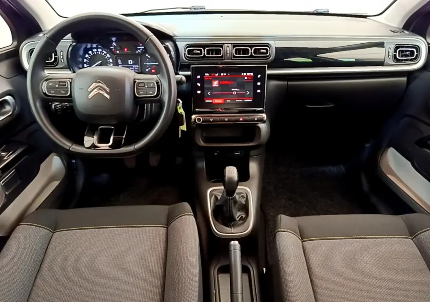 Intérieur Citroën C3 2019 vu de face, tableau de bord noir avec écran tactile central et volant cuir multifonctions.