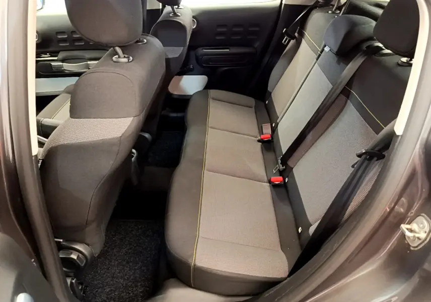 Vue côté gauche sur la banquette arrière grise avec surpiqûres jaunes de la Citroën C3 Shine 2019.
