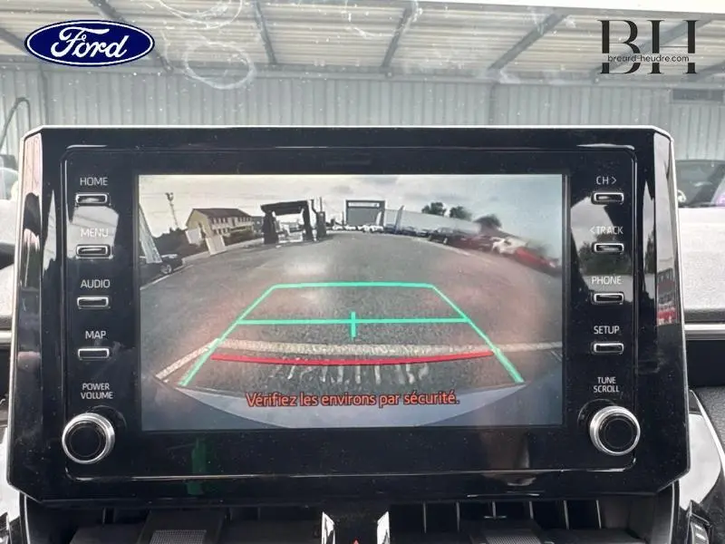 Écran tactile de caméra de recul dans une Toyota Corolla gris Manhattan, vue intérieure avant du tableau de bord.