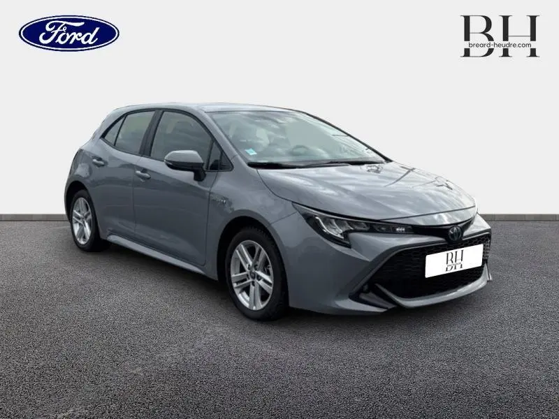 Toyota Corolla 122h Dynamic Business 2020 gris Manhattan métallisé vue 3/4 avant avec calandre noire et phares LED fins