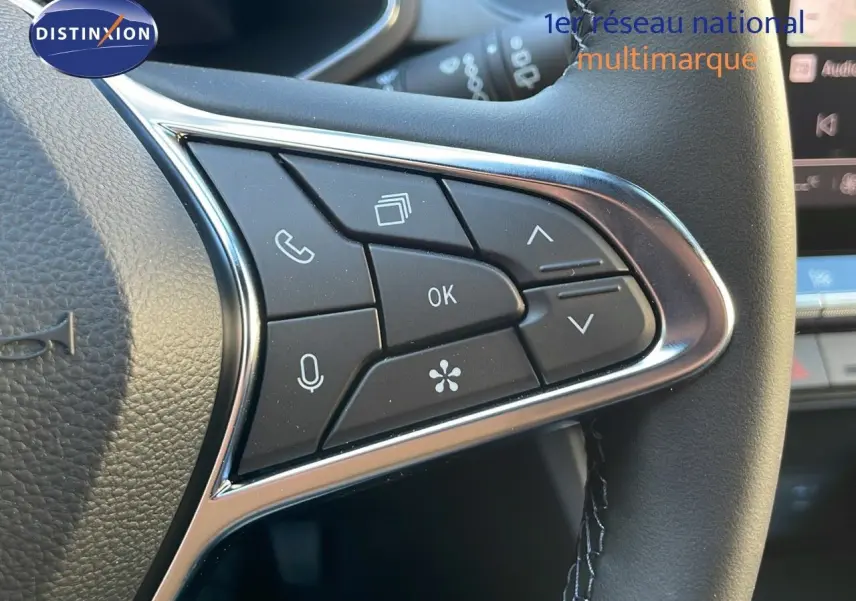 Gros plan sur les commandes au volant du Renault Captur E-Tech hybride 2025, finition Technno, cuir noir.