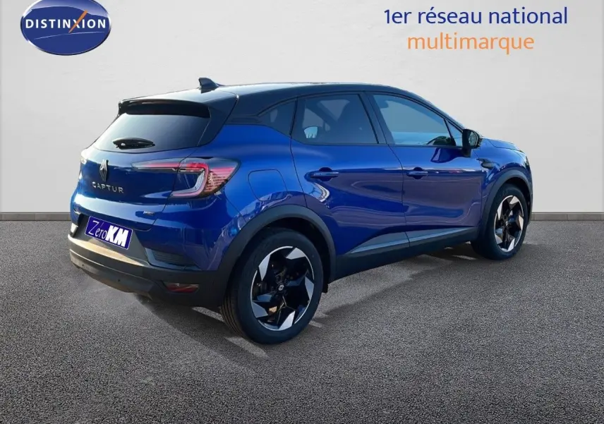 Vue 3/4 arrière droite du Renault Captur E-Tech hybride bleu Iron Metal avec toit noir et jantes noires biton.