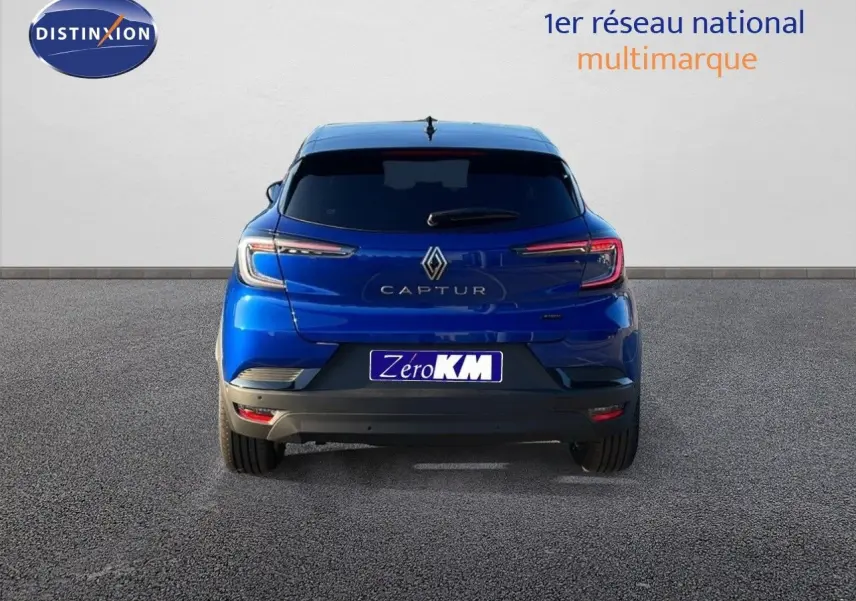 Vue arrière du Renault Captur E-Tech hybride 2025 en bleu Iron Metal avec toit noir et feux LED distinctifs.